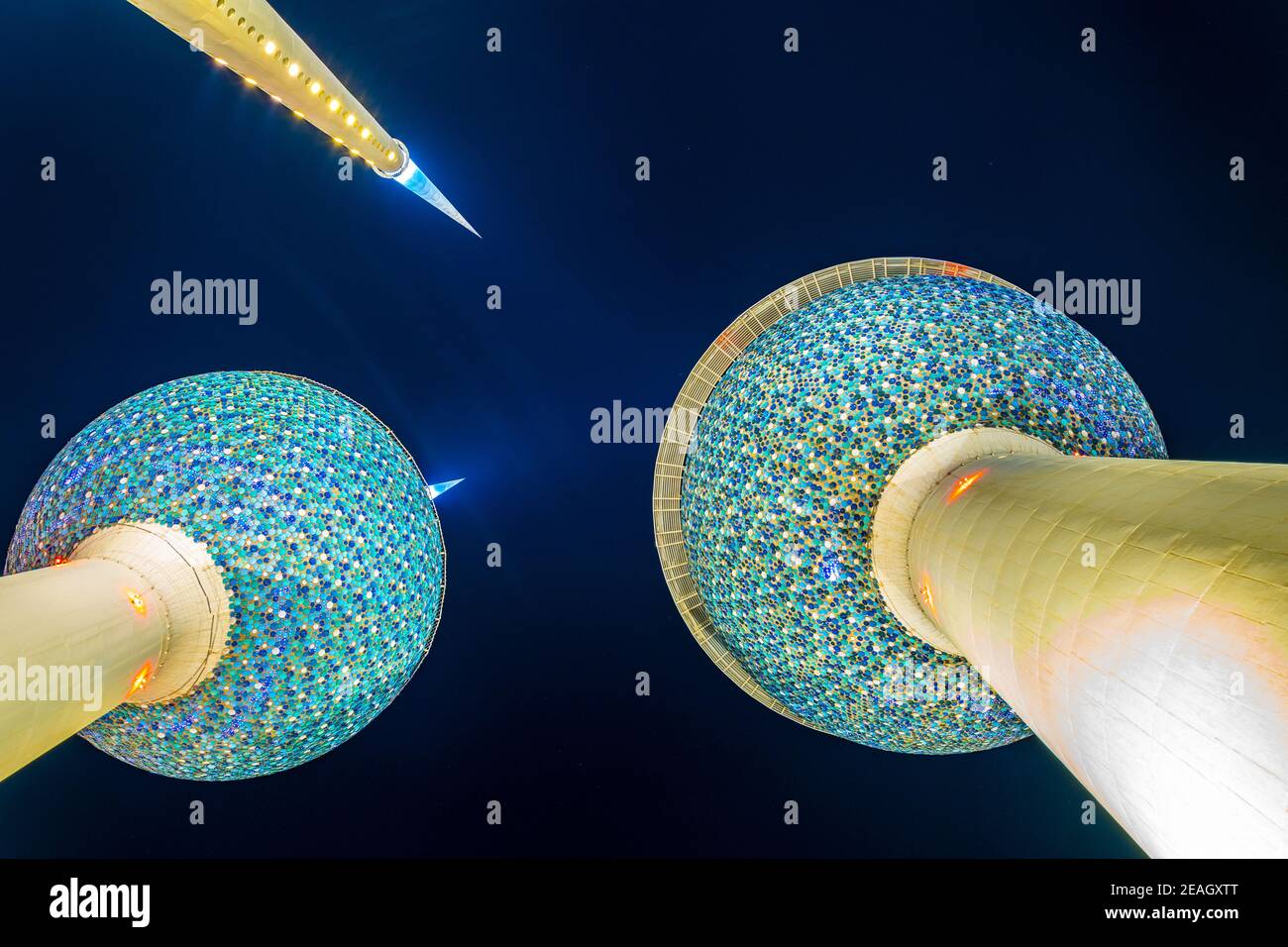 Le Torri Kuwait - il punto di riferimento piu' conosciuto della Citta' del Kuwait - durante la notte. Foto Stock