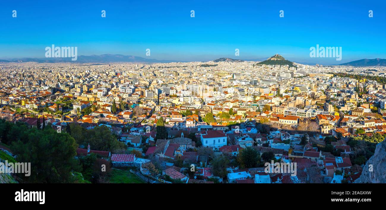 Vista panoramica aerea della città di Atene, Attica, Grecia. Vista dall'Acropoli di Atene. Skyline con massa di case, edifici, tetti della città c Foto Stock