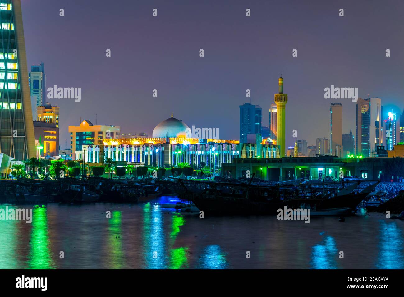 La Grande moschea del Kuwait dietro un porto dhow vicino al souq Sharq in Kuwait druing notte. Foto Stock