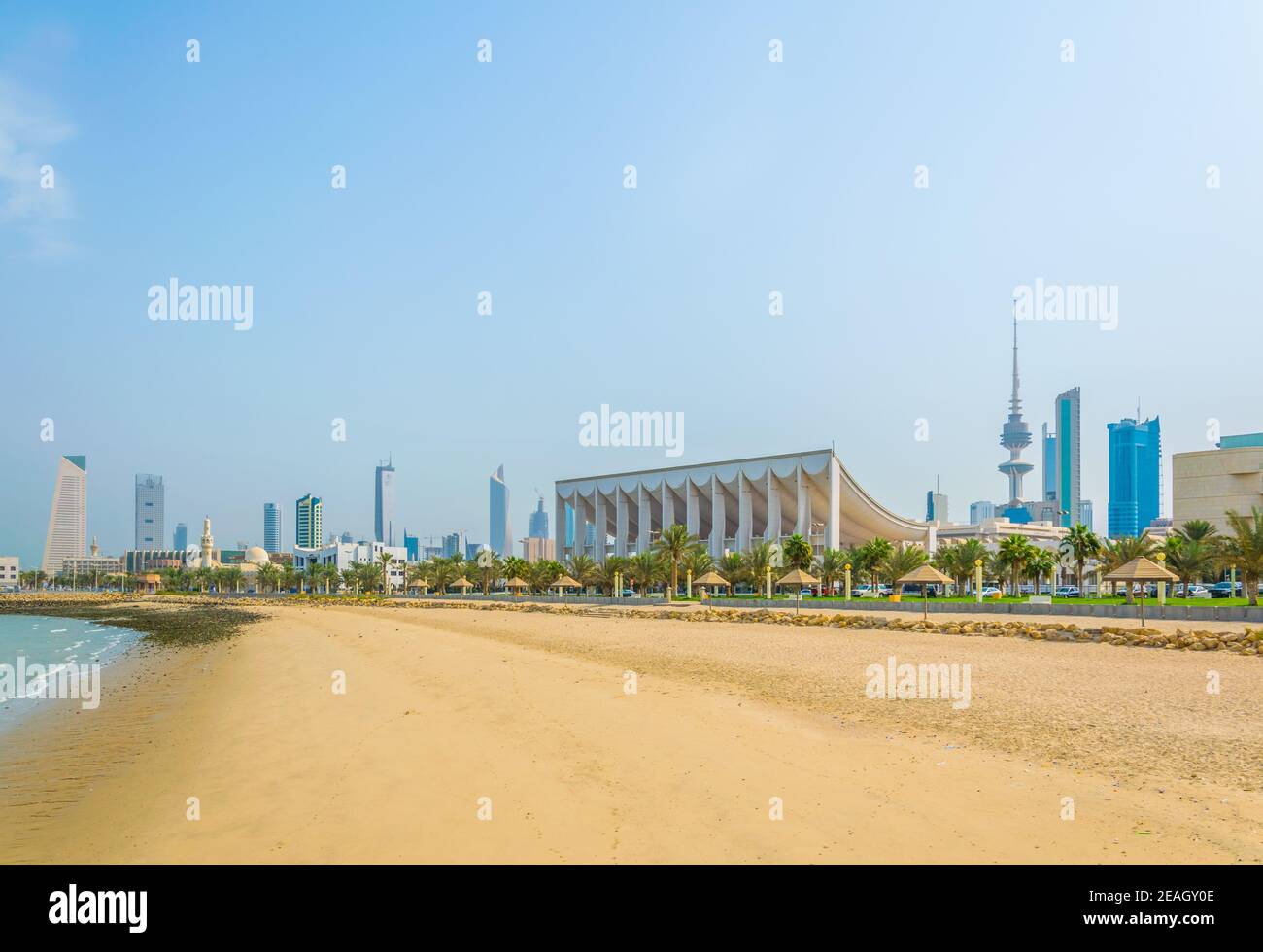 Skyline del Kuwait con l'edificio nazionale e la torre di Liberazione. Foto Stock