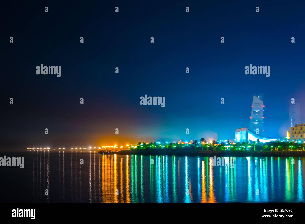 Skyline di Kuwait durante la notte, che include il palazzo Seif e l'edificio dell'assemblea nazionale. Foto Stock