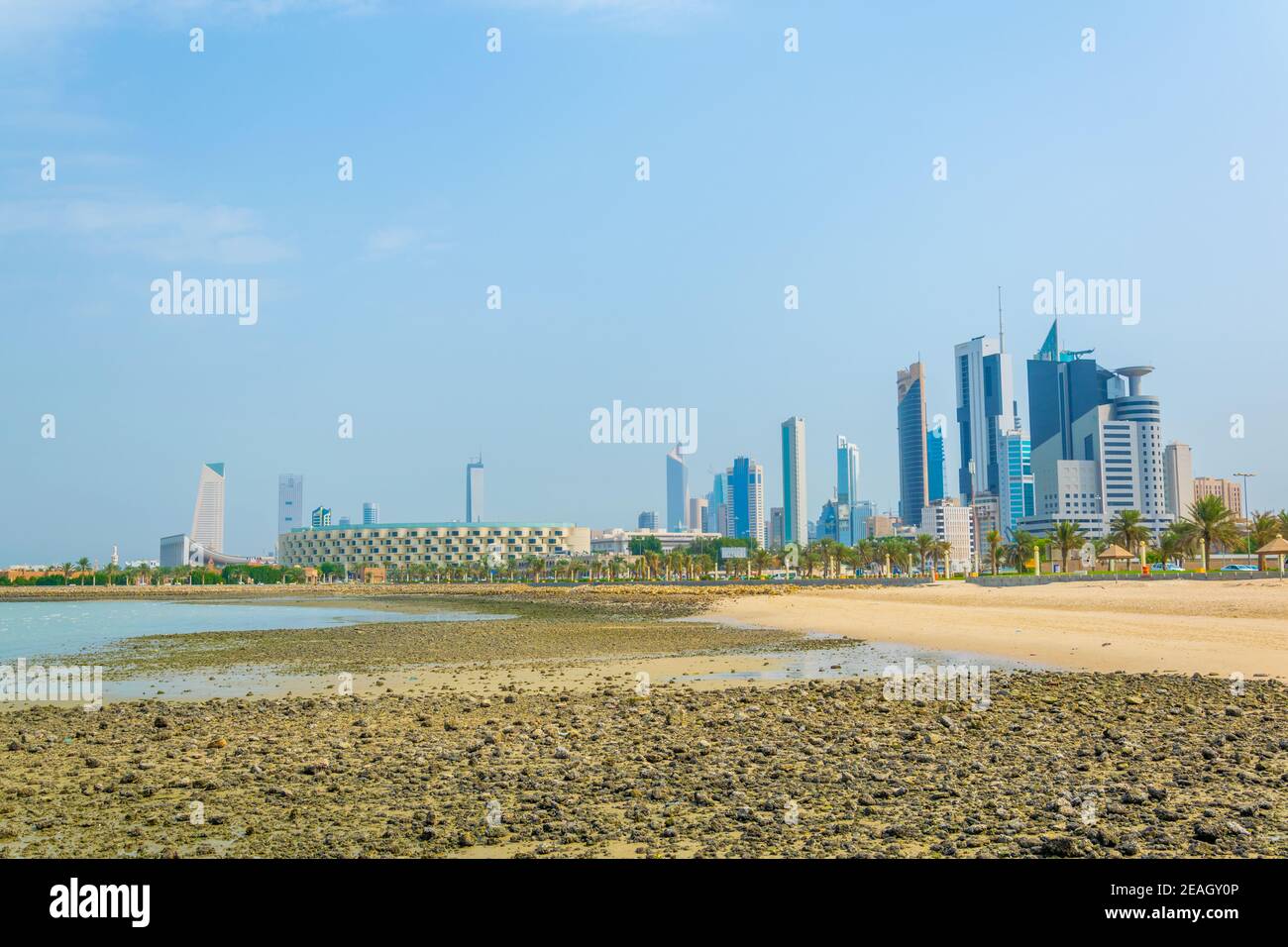 Skyline del Kuwait che include il palazzo Seif, la torre di Liberazione e l'edificio dell'assemblea nazionale. Foto Stock