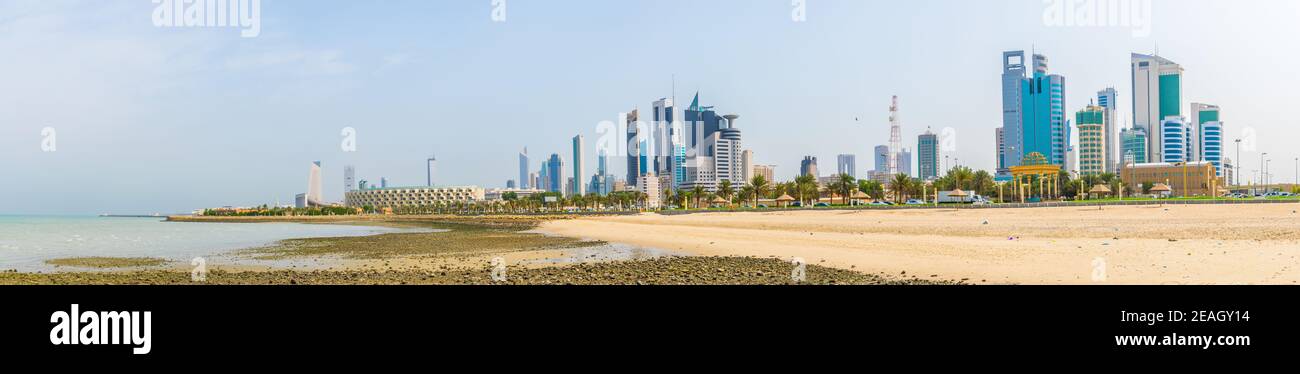 Skyline del Kuwait che include il palazzo Seif, la torre di Liberazione e l'edificio dell'assemblea nazionale. Foto Stock