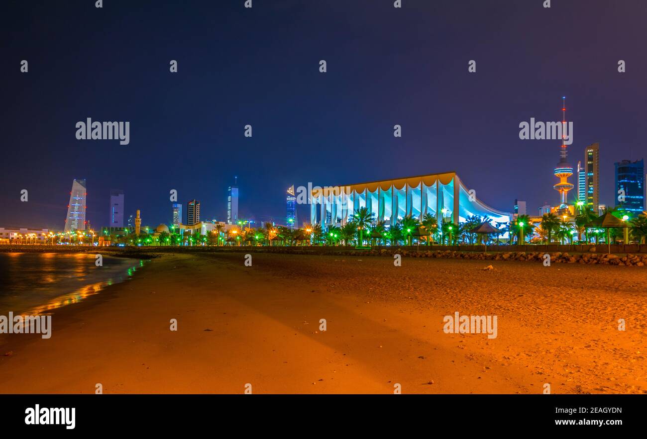 Skyline del Kuwait con l'edificio nazionale e la torre di Liberazione durante la notte. Foto Stock