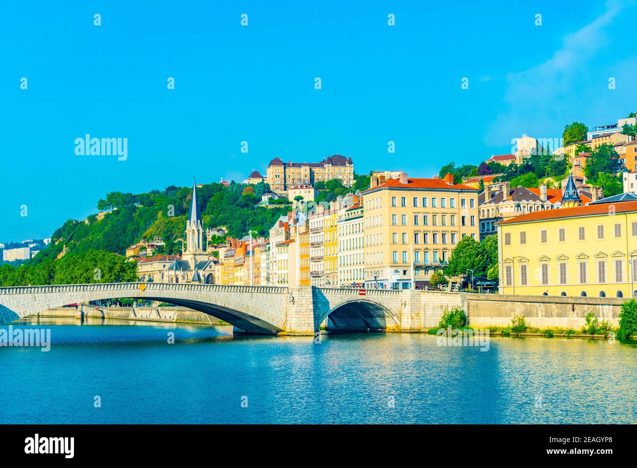 Chiesa di San Giorgio visto dietro pont Bonaparte a Lione, Francia Foto Stock