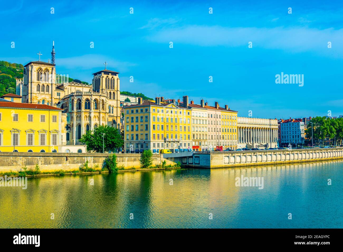 Cattedrale di saint jean Baptiste visto dietro il fiume Saone a Lione, Francia Foto Stock