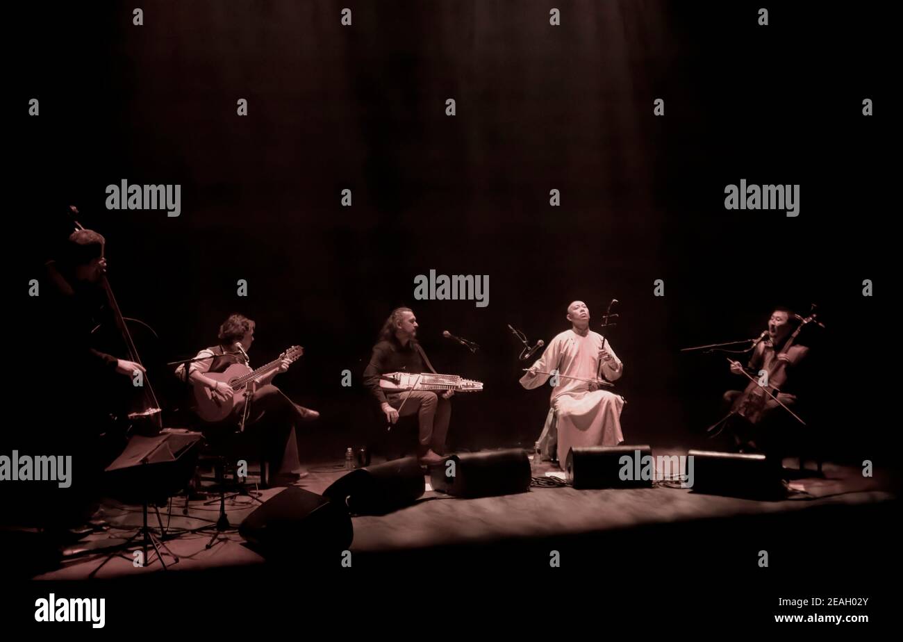 Parigi, Francia.27th Feb, 2020. Duplessy e i violini del mondo si esibiscono in concerto a Parigi, in Francia. Foto Stock