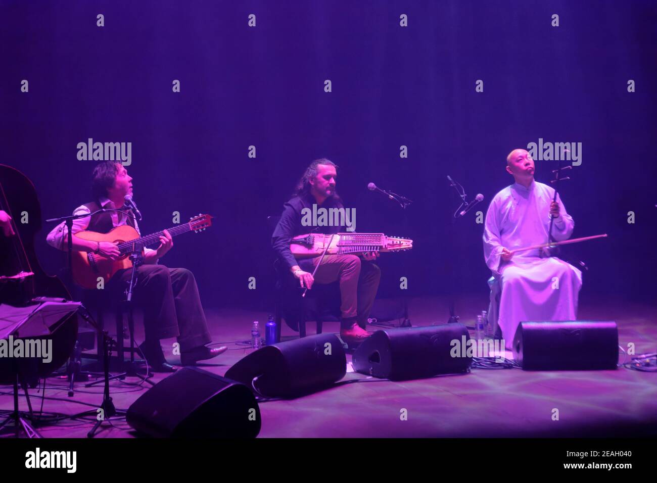 Parigi, Francia.27th Feb, 2020. Duplessy e i violini del mondo si esibiscono in concerto a Parigi, in Francia. Foto Stock