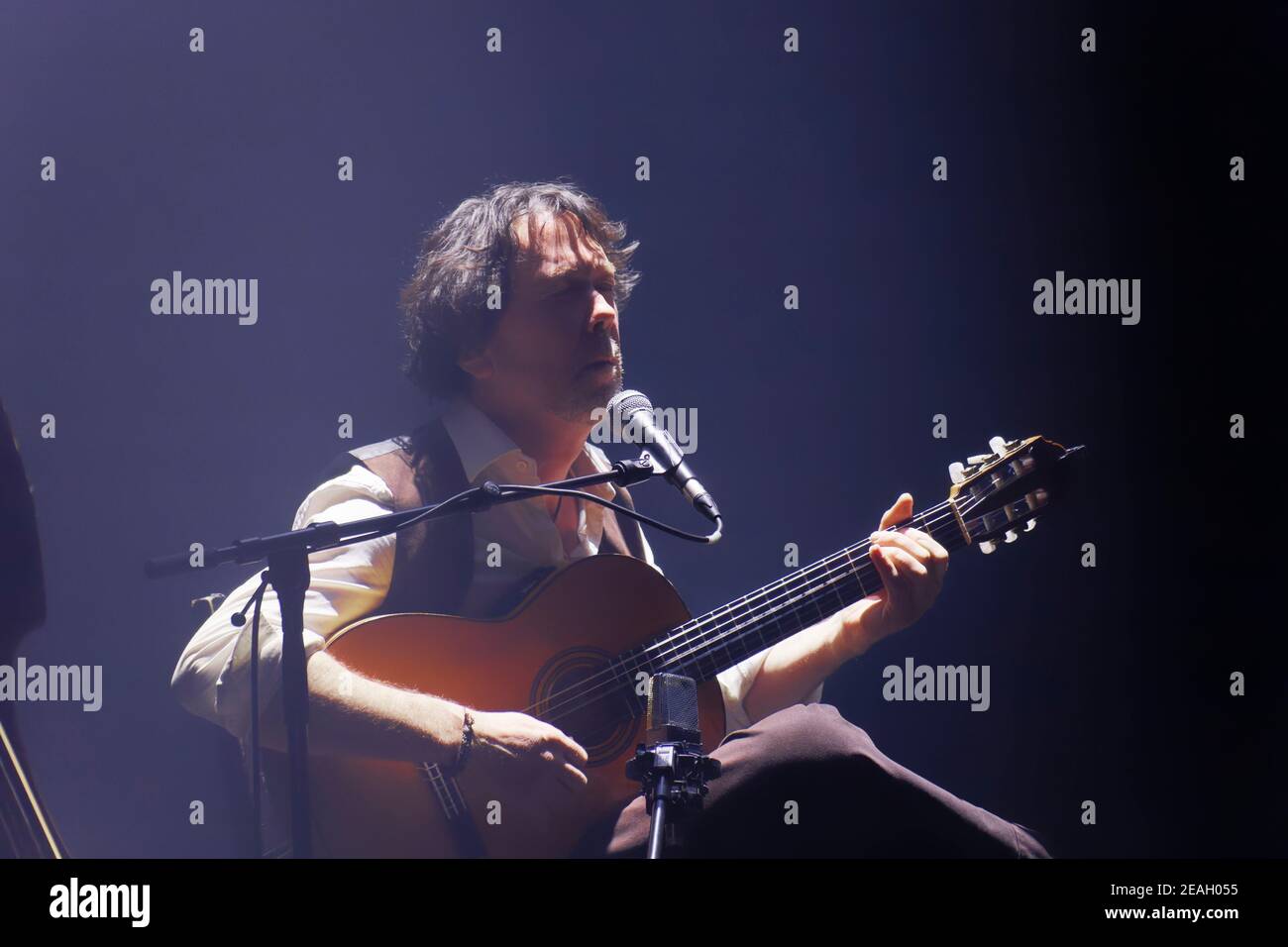 Parigi, Francia.27th Feb, 2020. Duplessy e i violini del mondo si esibiscono in concerto a Parigi, in Francia. Foto Stock