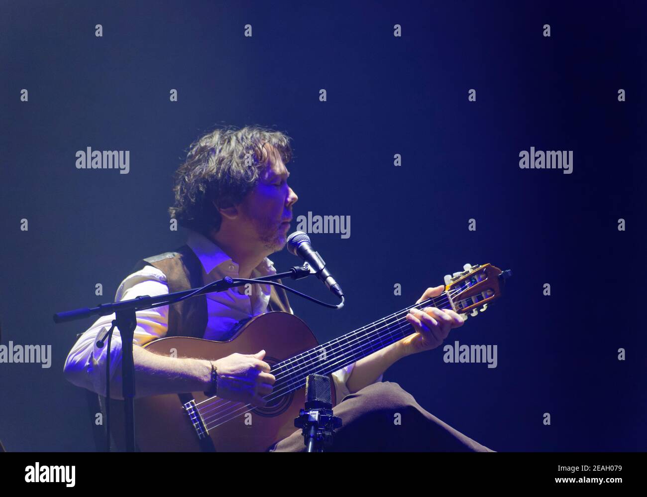 Parigi, Francia.27th Feb, 2020. Duplessy e i violini del mondo si esibiscono in concerto a Parigi, in Francia. Foto Stock