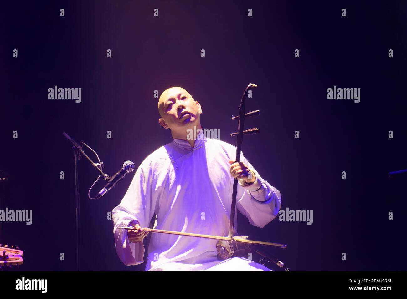 Parigi, Francia.27th Feb, 2020. Duplessy e i violini del mondo si esibiscono in concerto a Parigi, in Francia. Foto Stock