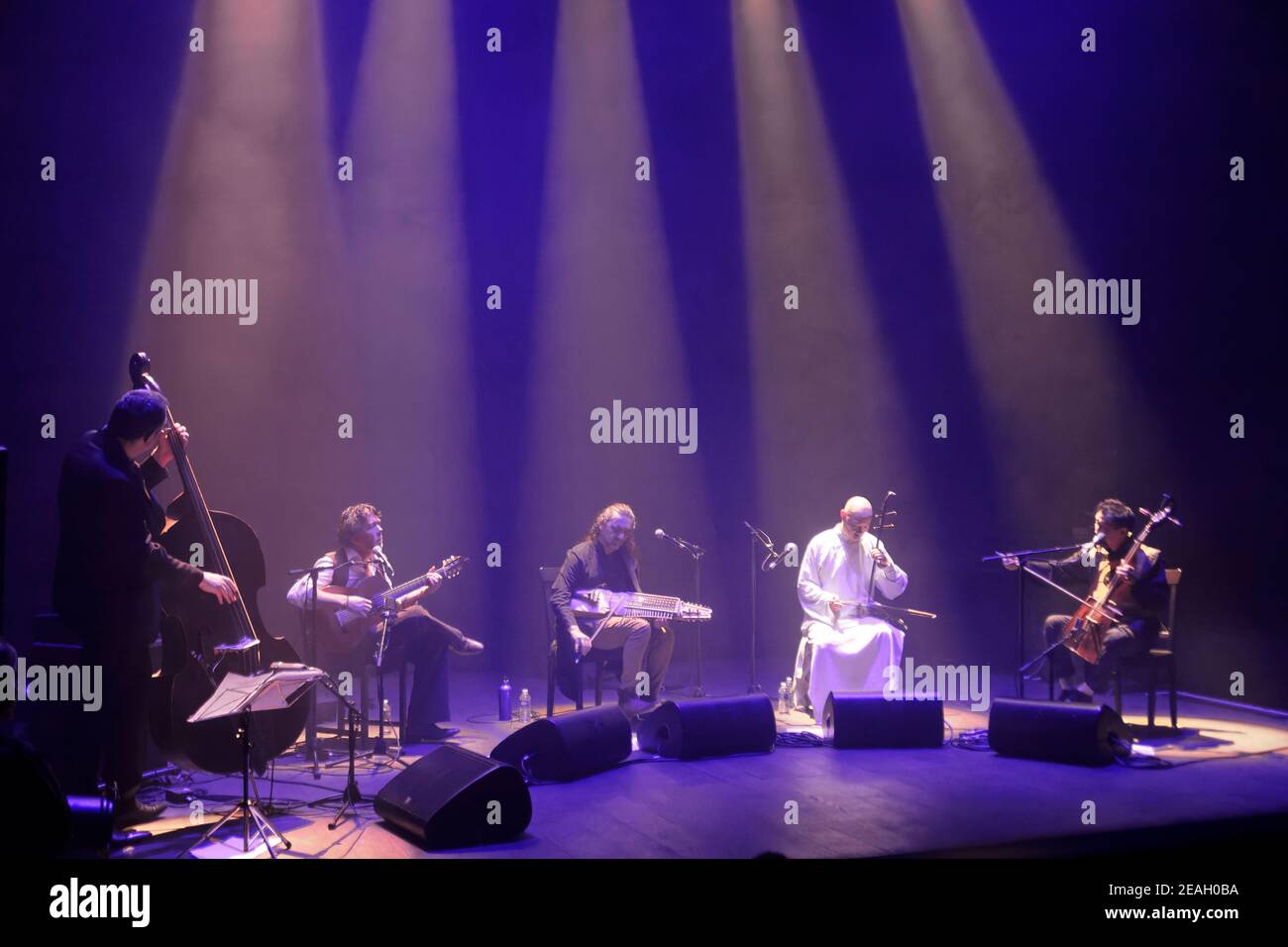 Parigi, Francia.27th Feb, 2020. Duplessy e i violini del mondo si esibiscono in concerto a Parigi, in Francia. Foto Stock