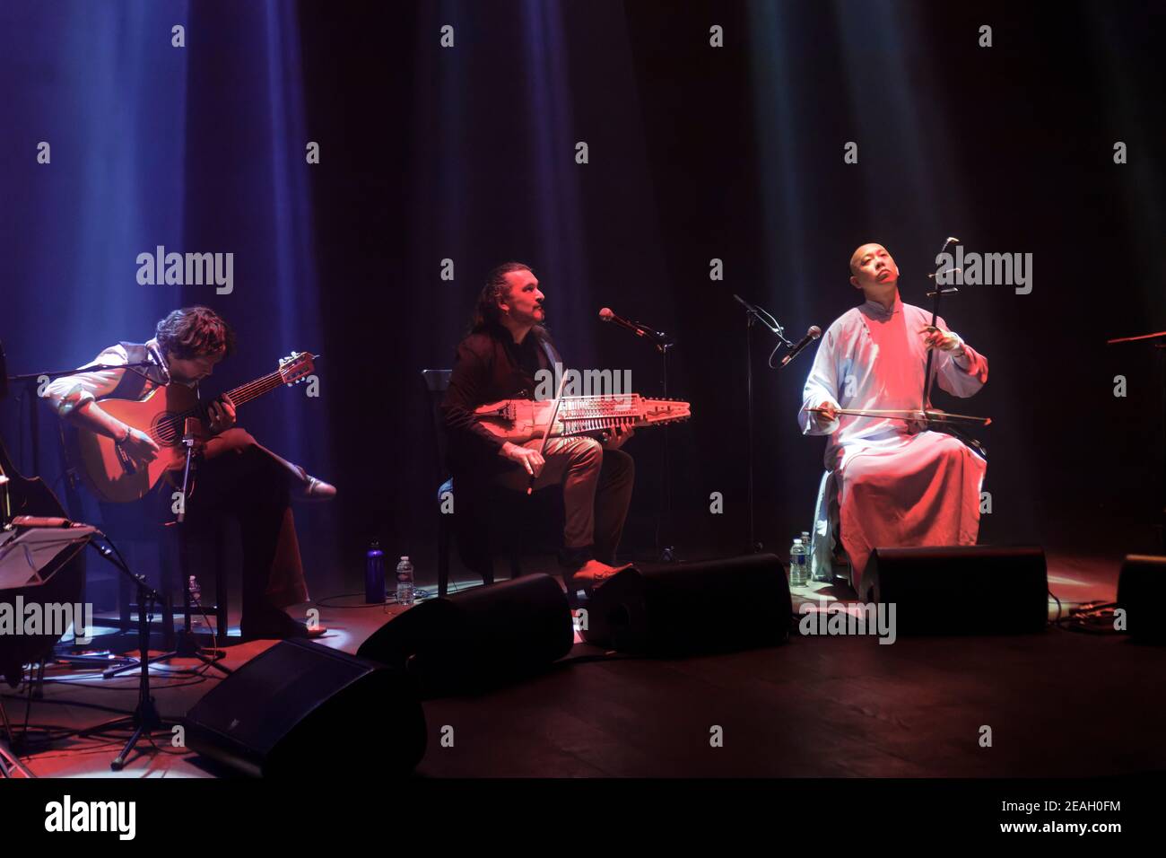 Parigi, Francia.27th Feb, 2020. Duplessy e i violini del mondo si esibiscono in concerto a Parigi, in Francia. Foto Stock