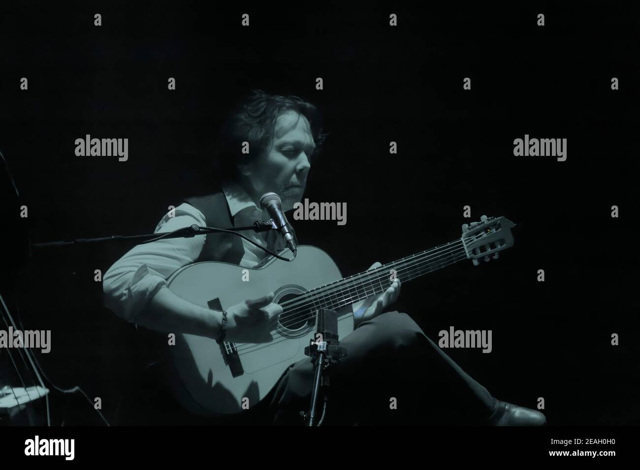 Parigi, Francia.27th Feb, 2020. Duplessy e i violini del mondo si esibiscono in concerto a Parigi, in Francia. Foto Stock