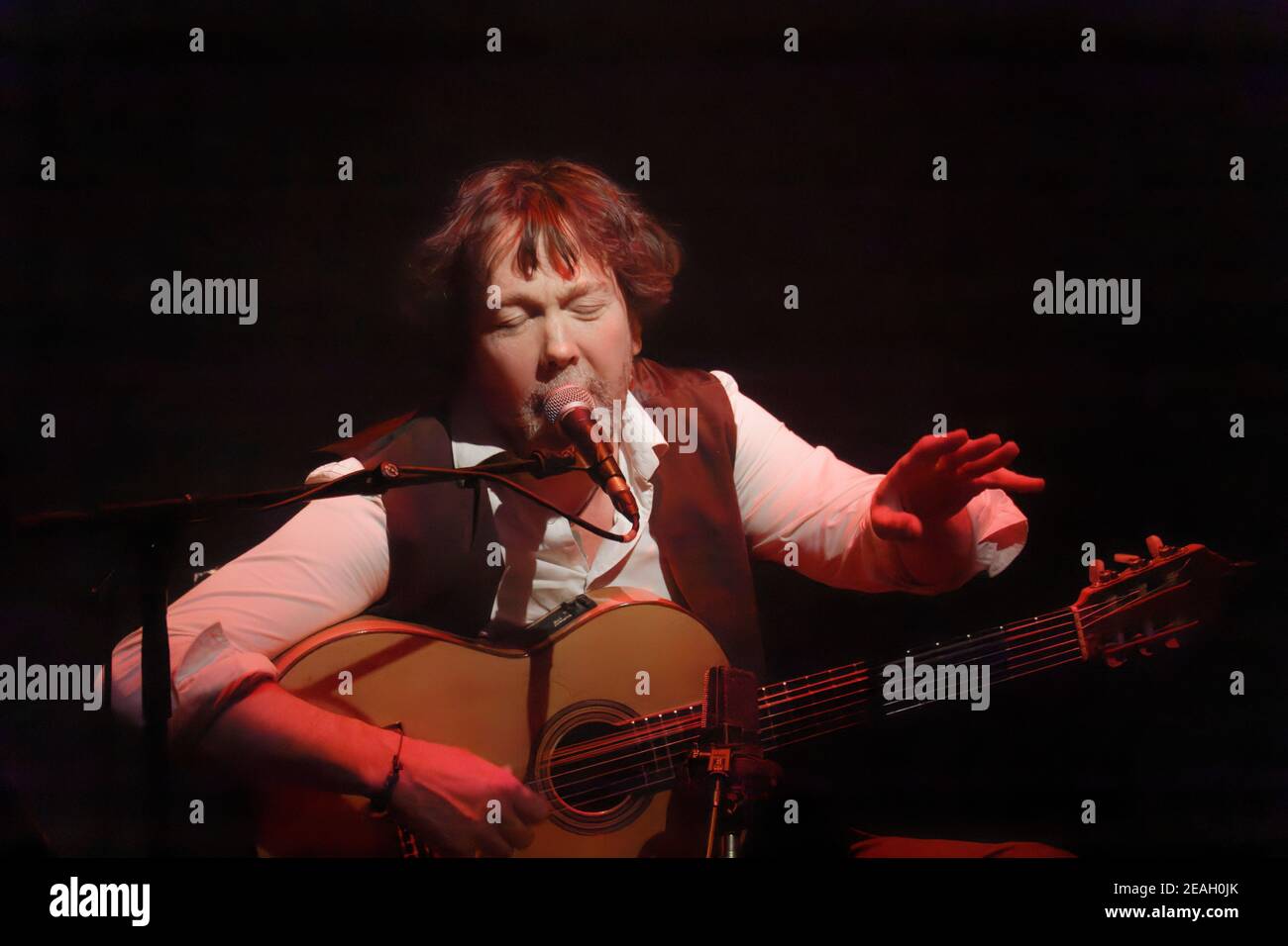 Parigi, Francia.27th Feb, 2020. Duplessy e i violini del mondo si esibiscono in concerto a Parigi, in Francia. Foto Stock