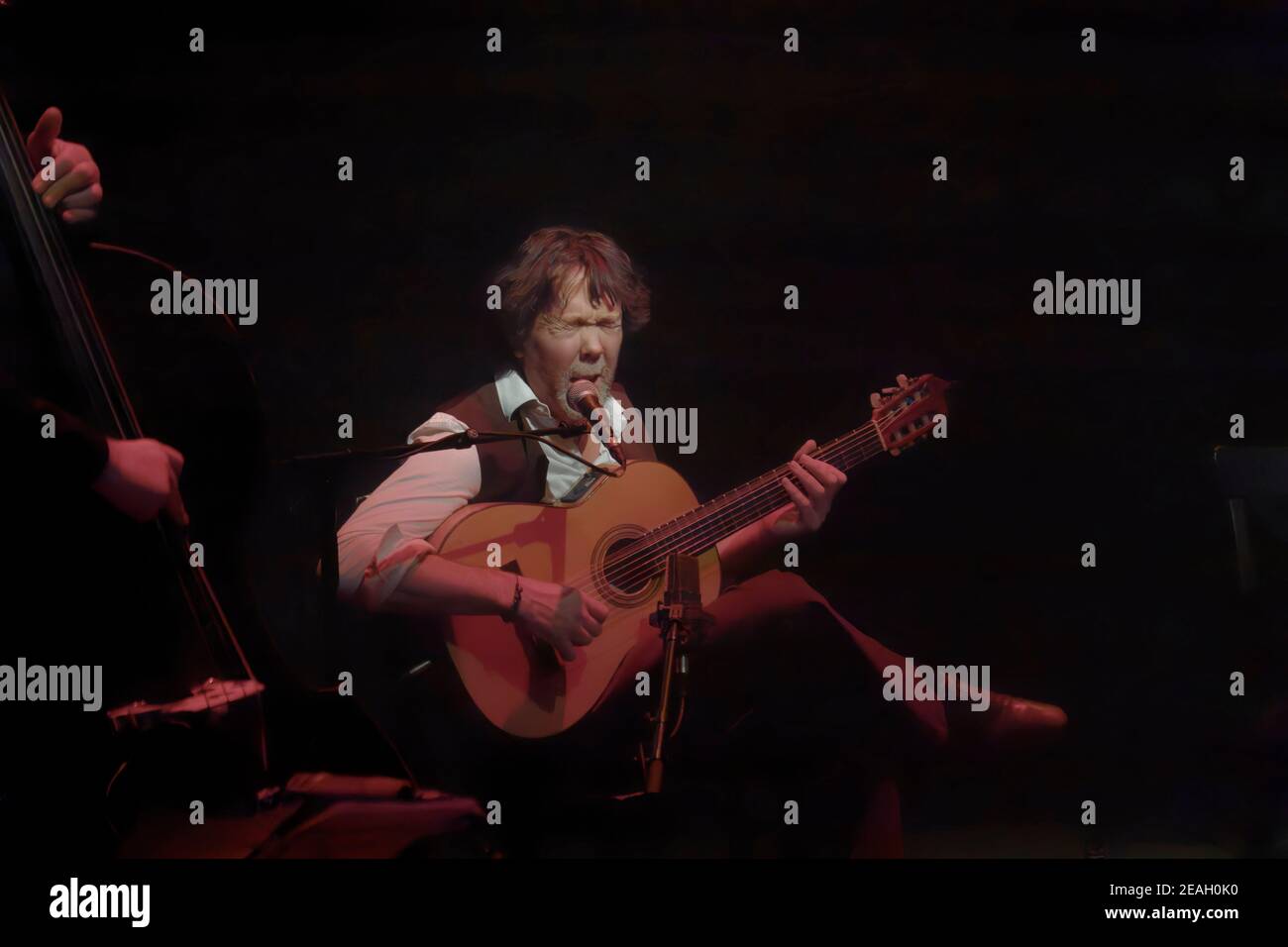 Parigi, Francia.27th Feb, 2020. Duplessy e i violini del mondo si esibiscono in concerto a Parigi, in Francia. Foto Stock