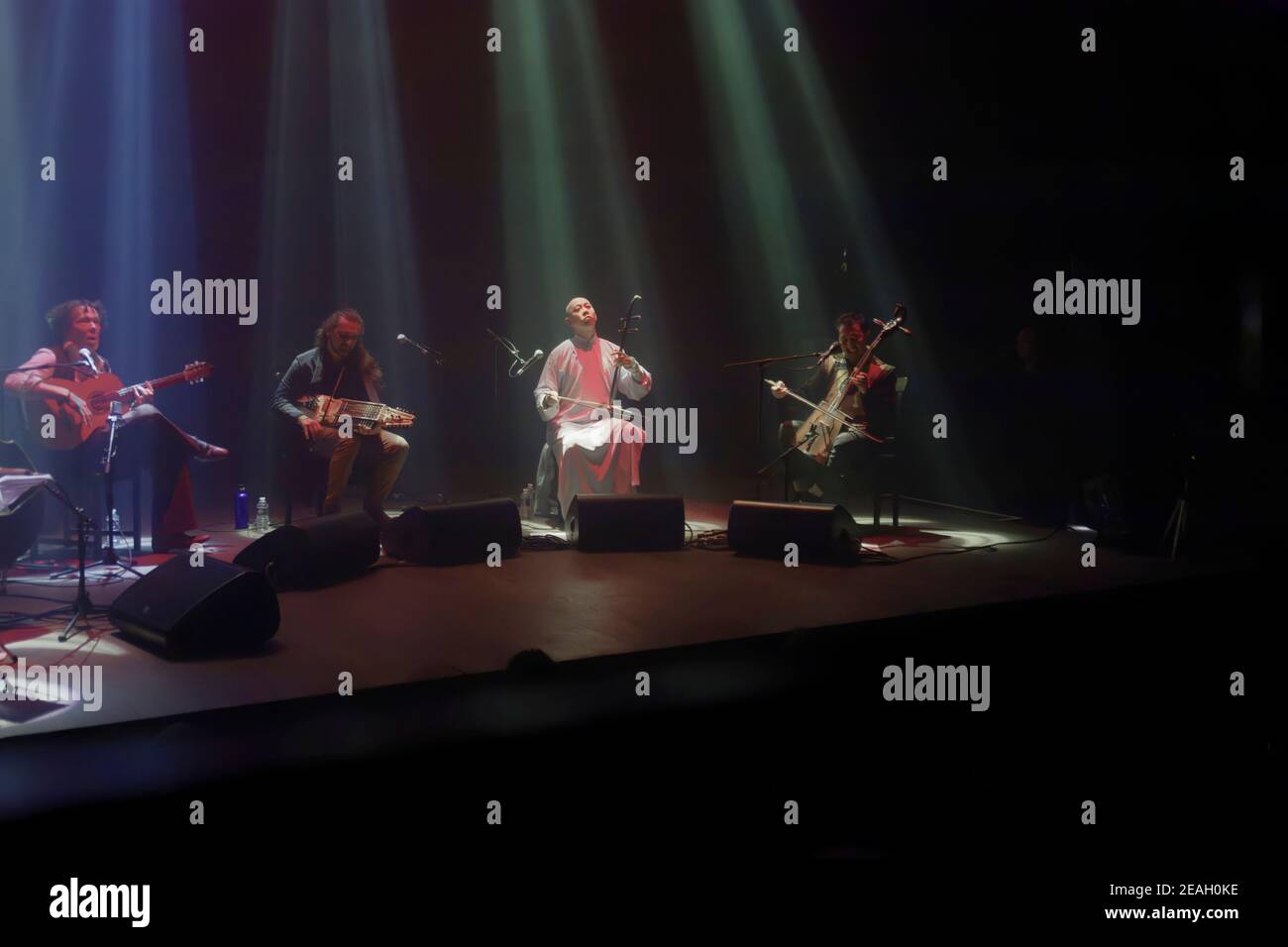 Parigi, Francia.27th Feb, 2020. Duplessy e i violini del mondo si esibiscono in concerto a Parigi, in Francia. Foto Stock