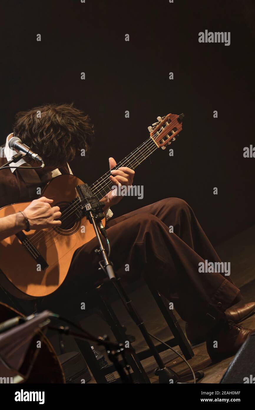 Parigi, Francia.27th Feb, 2020. Duplessy e i violini del mondo si esibiscono in concerto a Parigi, in Francia. Foto Stock