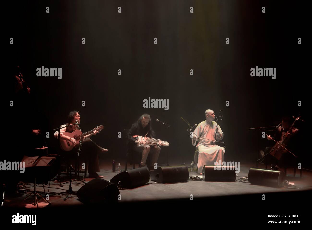 Parigi, Francia.27th Feb, 2020. Duplessy e i violini del mondo si esibiscono in concerto a Parigi, in Francia. Foto Stock