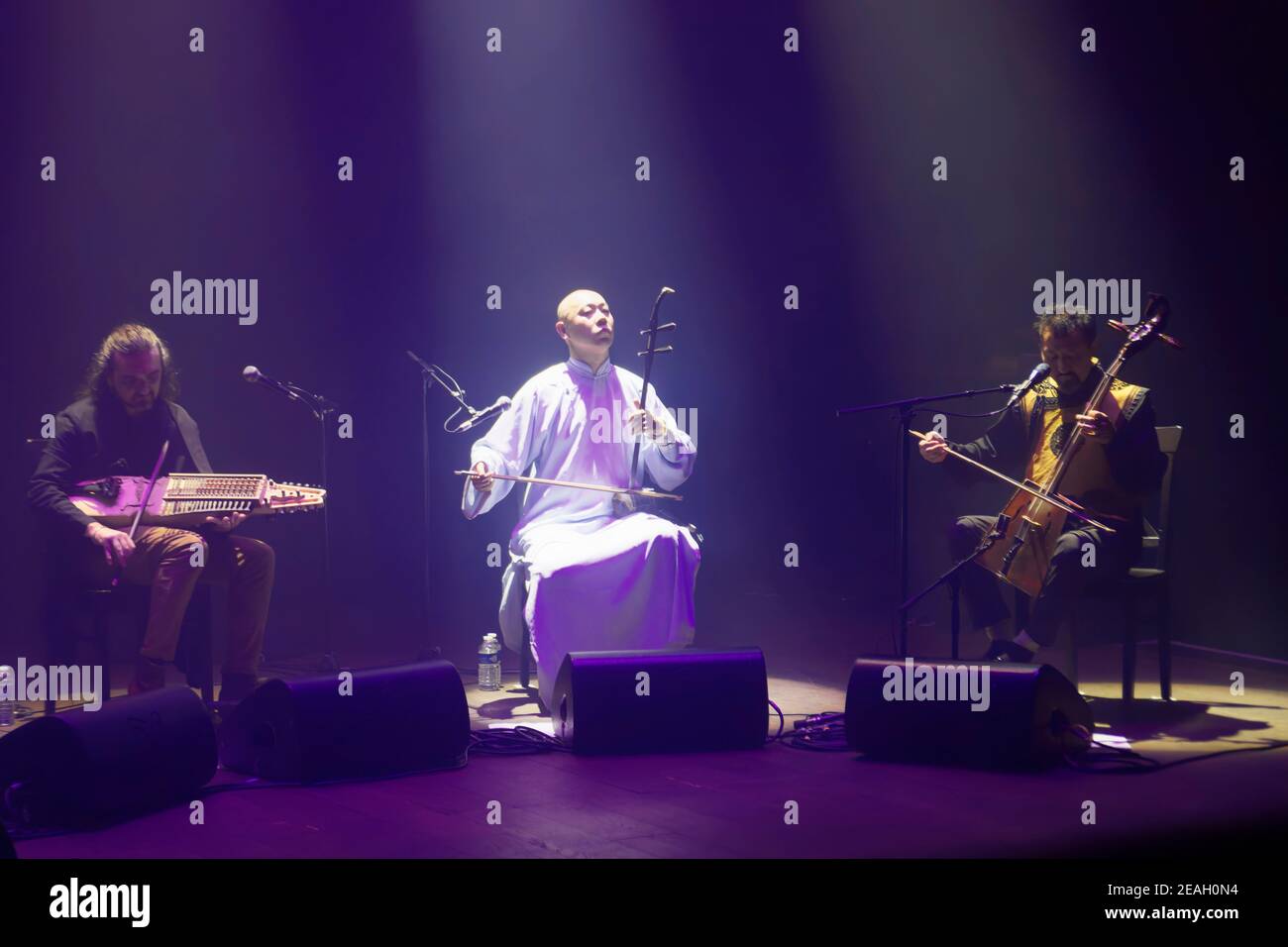 Parigi, Francia.27th Feb, 2020. Duplessy e i violini del mondo si esibiscono in concerto a Parigi, in Francia. Foto Stock