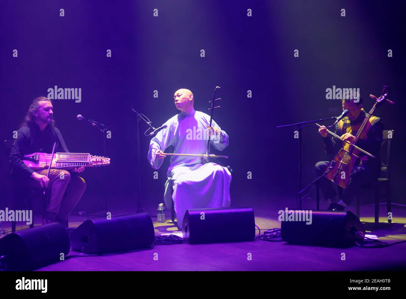 Parigi, Francia.27th Feb, 2020. Duplessy e i violini del mondo si esibiscono in concerto a Parigi, in Francia. Foto Stock