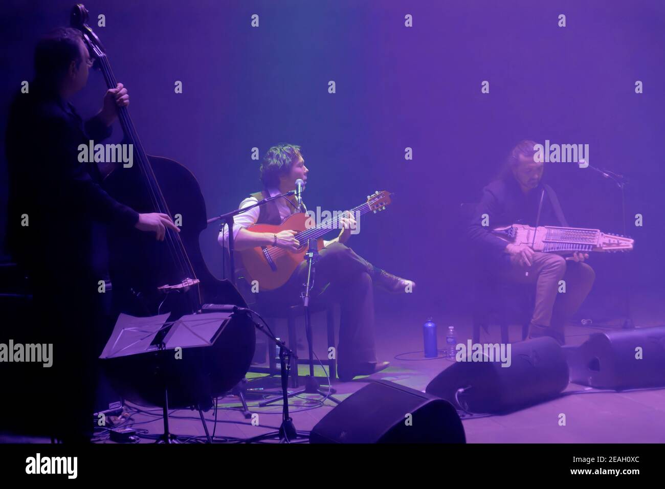 Parigi, Francia.27th Feb, 2020. Duplessy e i violini del mondo si esibiscono in concerto a Parigi, in Francia. Foto Stock