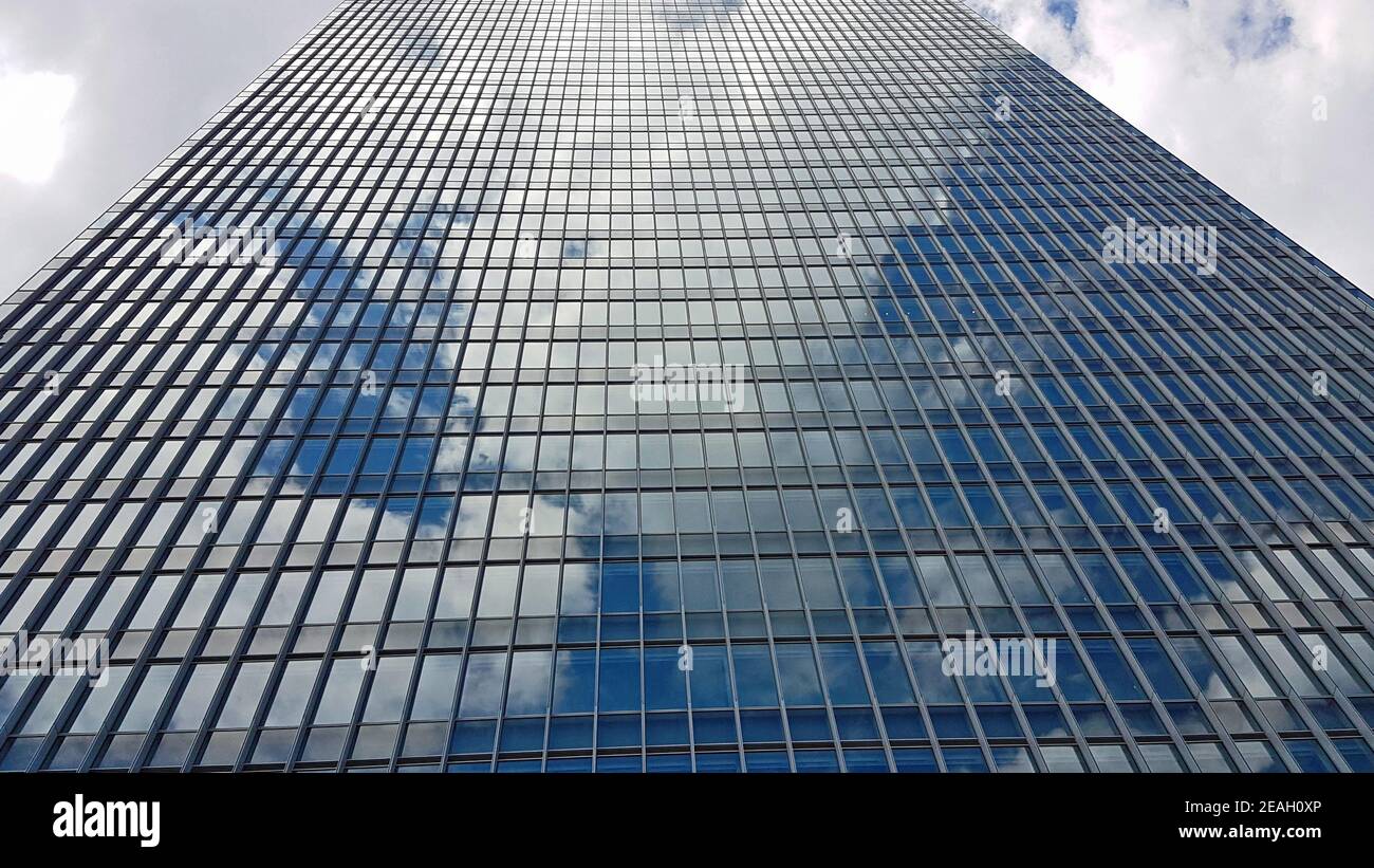 Grattacielo vetroso con cielo blu nuvoloso nello specchio riflesso a Tokyo, Giappone Foto Stock