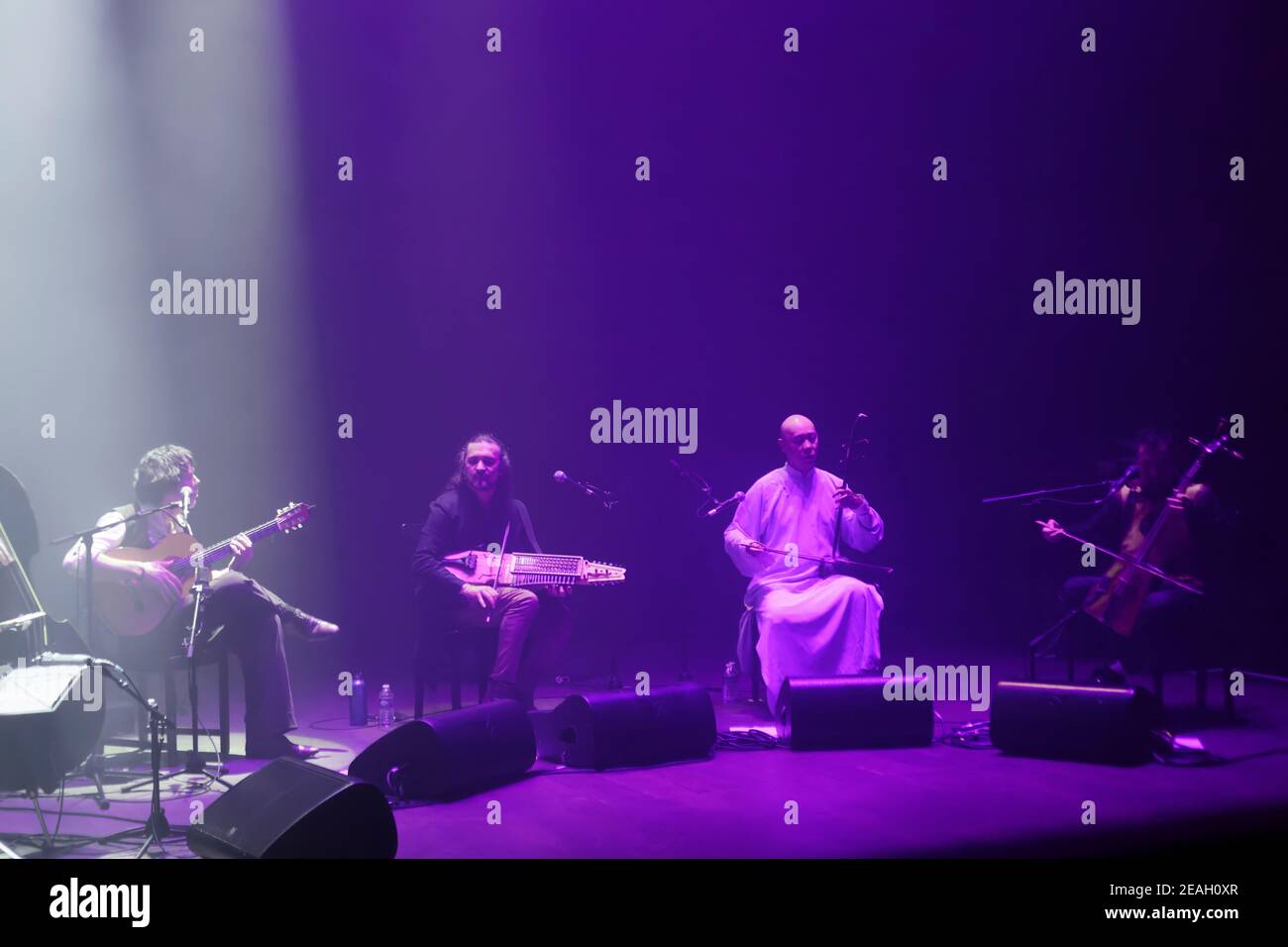 Parigi, Francia.27th Feb, 2020. Duplessy e i violini del mondo si esibiscono in concerto a Parigi, in Francia. Foto Stock