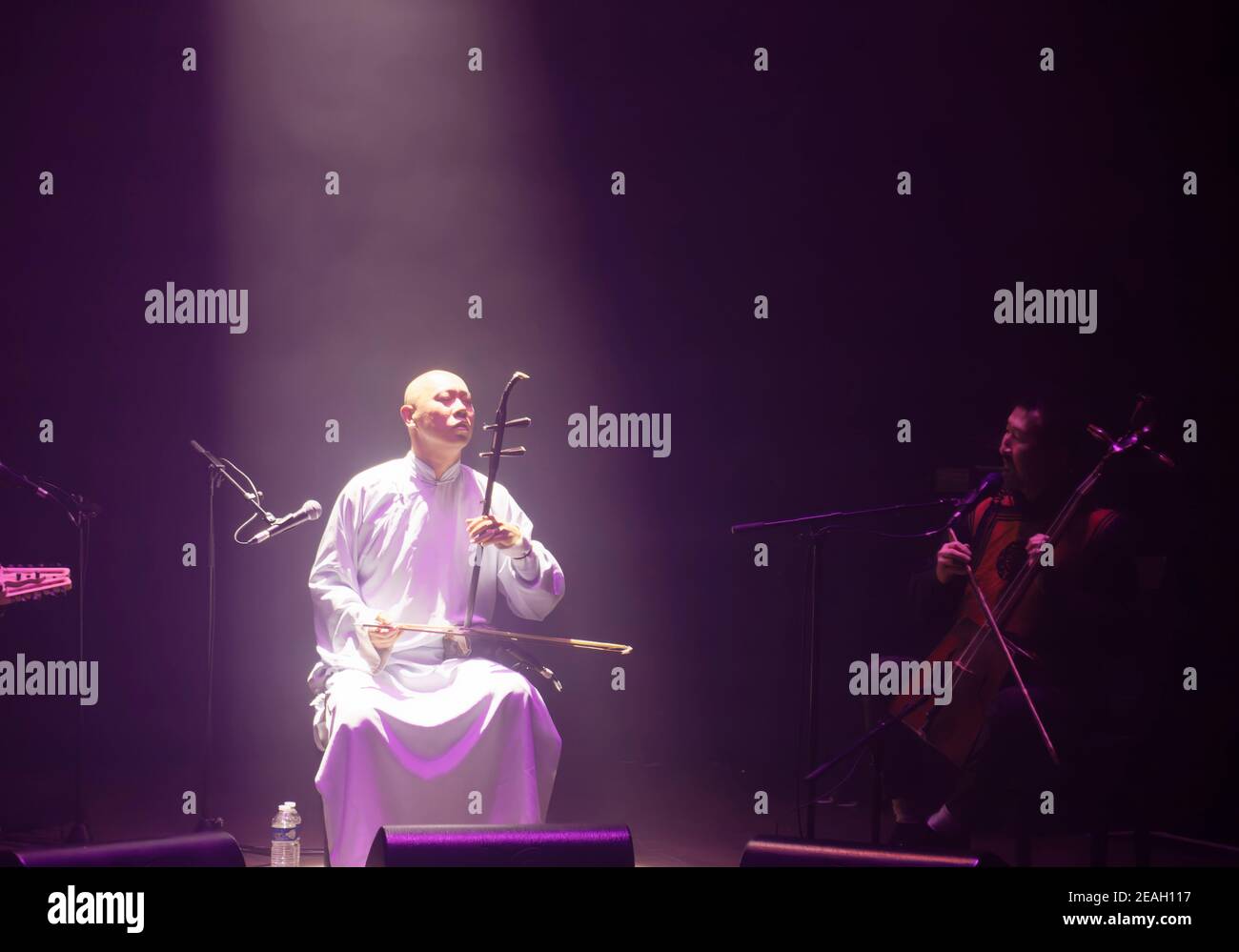 Parigi, Francia.27th Feb, 2020. Duplessy e i violini del mondo si esibiscono in concerto a Parigi, in Francia. Foto Stock