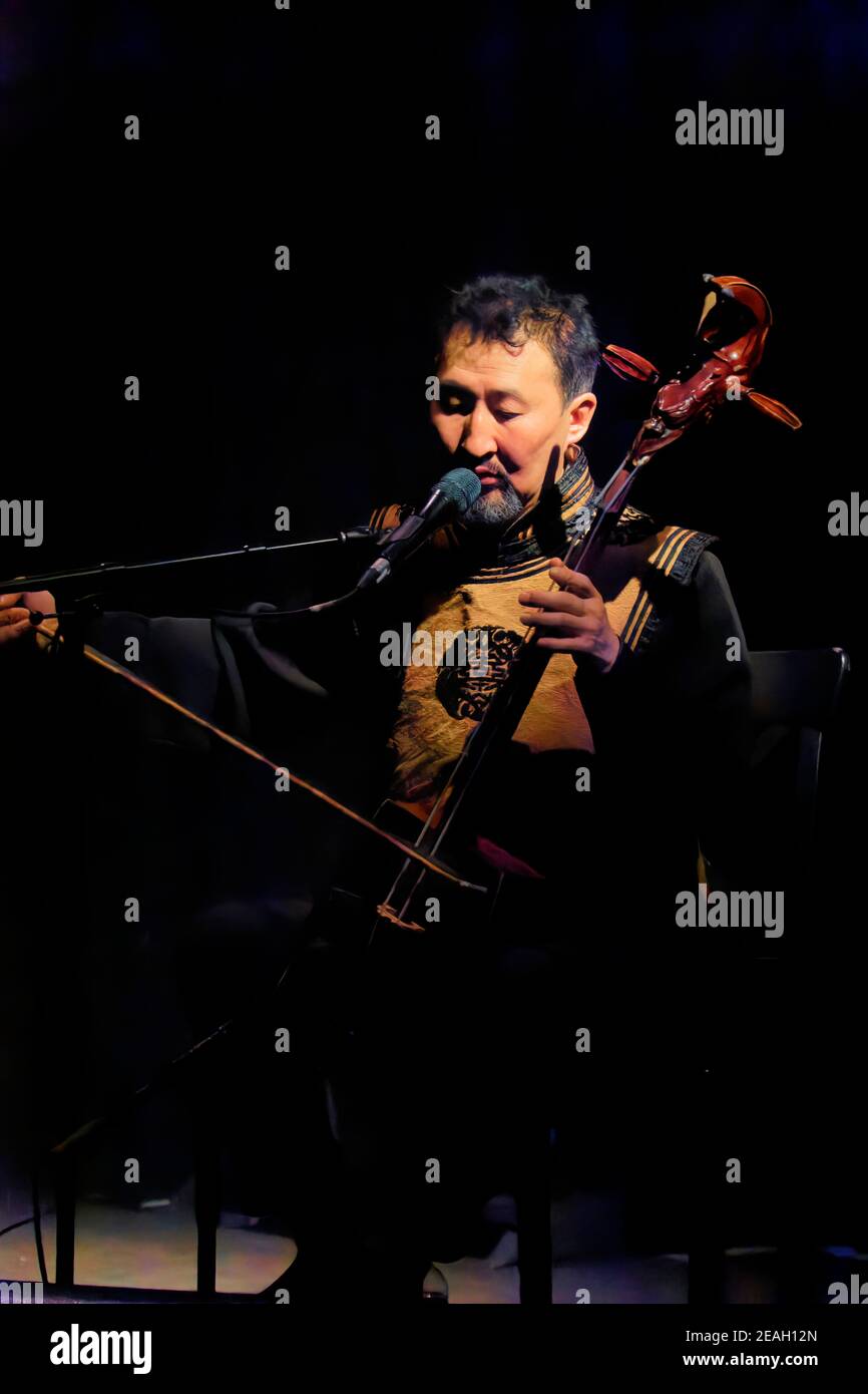 Parigi, Francia.27th Feb, 2020. Duplessy e i violini del mondo si esibiscono in concerto a Parigi, in Francia. Foto Stock