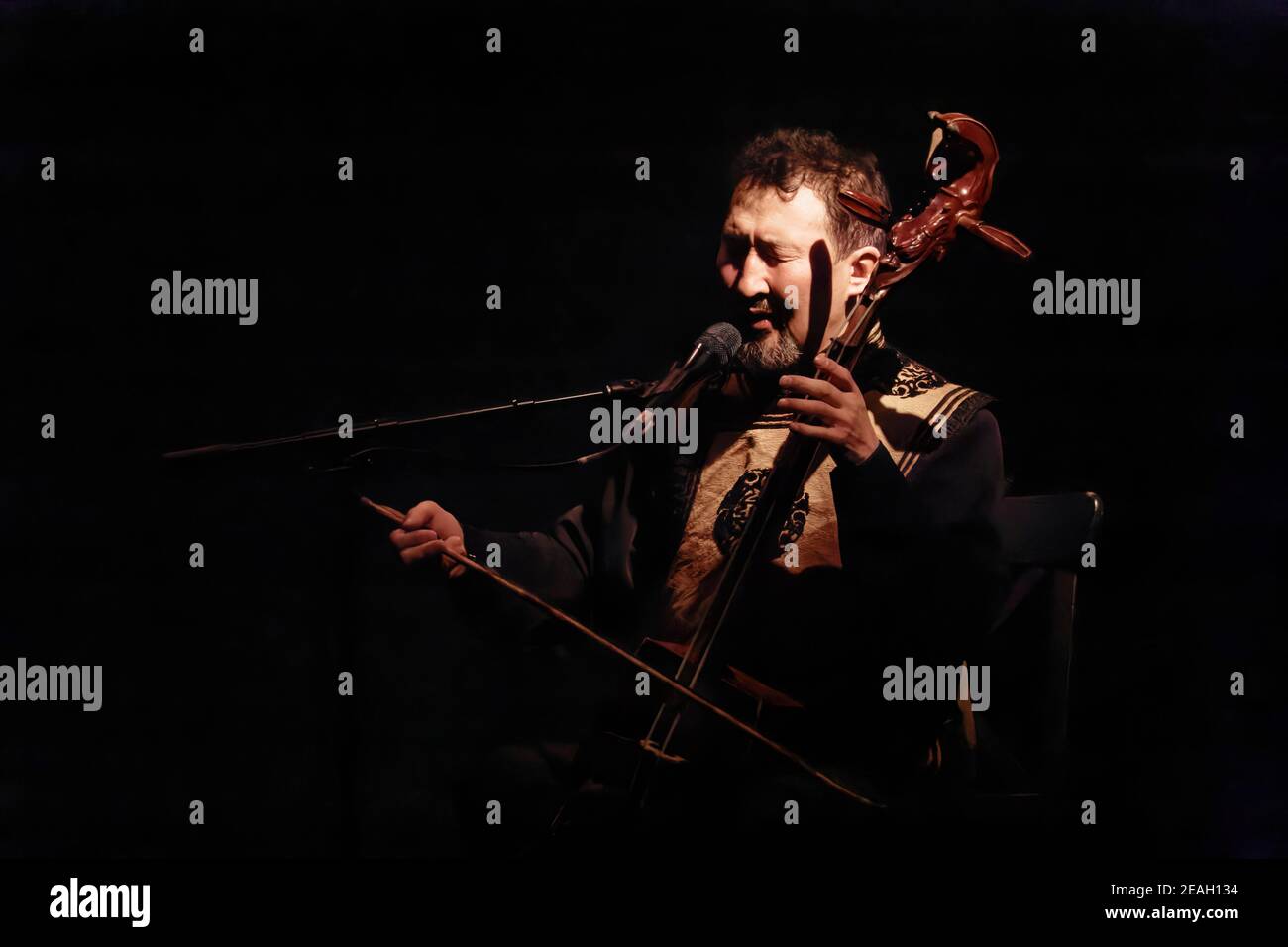 Parigi, Francia.27th Feb, 2020. Duplessy e i violini del mondo si esibiscono in concerto a Parigi, in Francia. Foto Stock