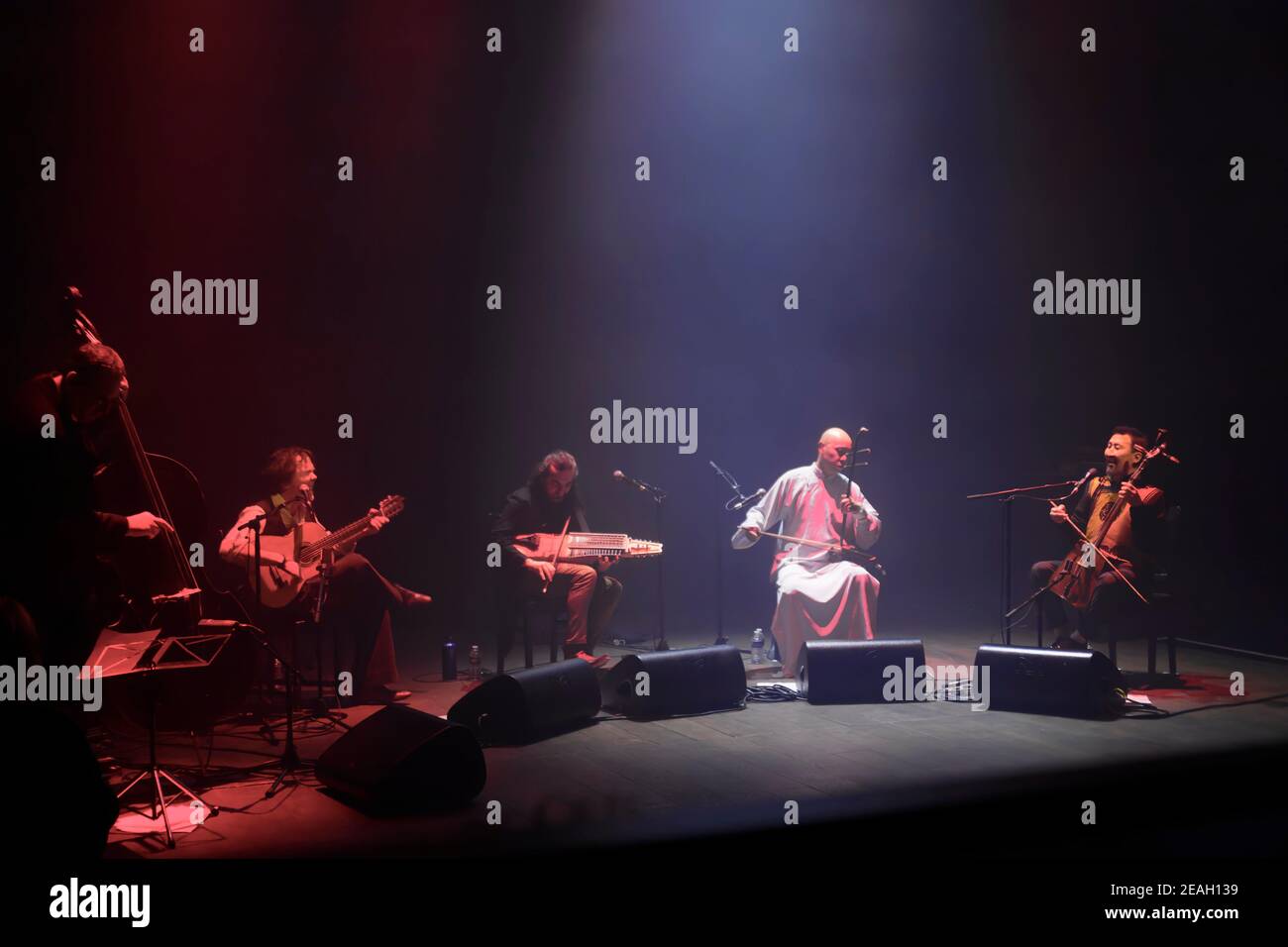 Parigi, Francia.27th Feb, 2020. Duplessy e i violini del mondo si esibiscono in concerto a Parigi, in Francia. Foto Stock