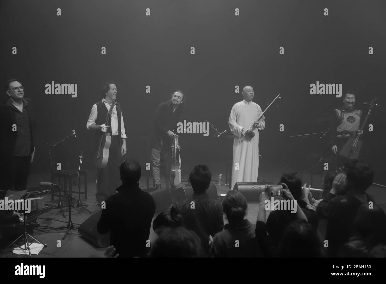 Parigi, Francia.27th Feb, 2020. Duplessy e i violini del mondo si esibiscono in concerto a Parigi, in Francia. Foto Stock