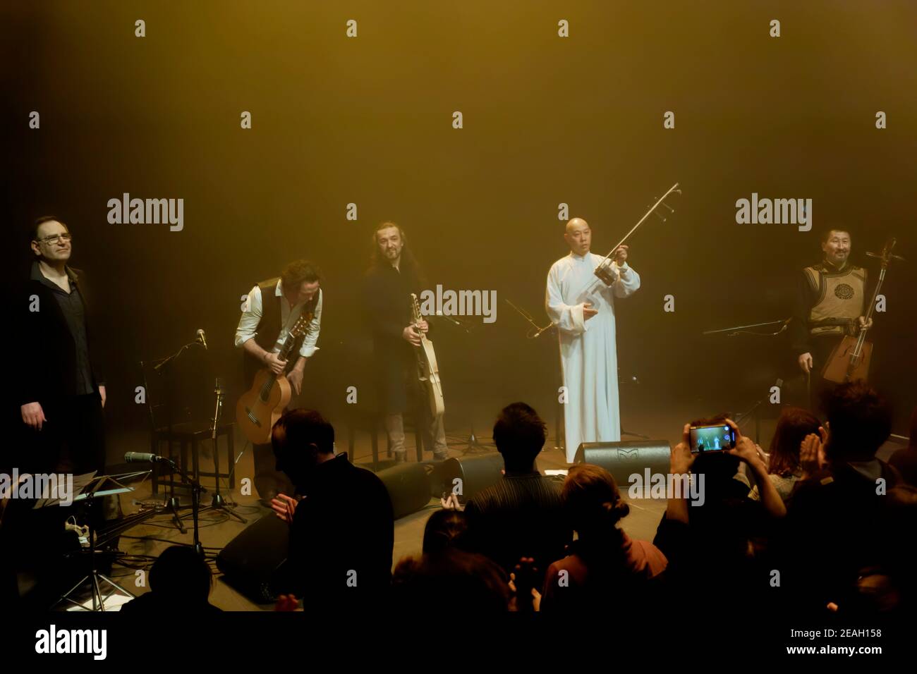 Parigi, Francia.27th Feb, 2020. Duplessy e i violini del mondo si esibiscono in concerto a Parigi, in Francia. Foto Stock