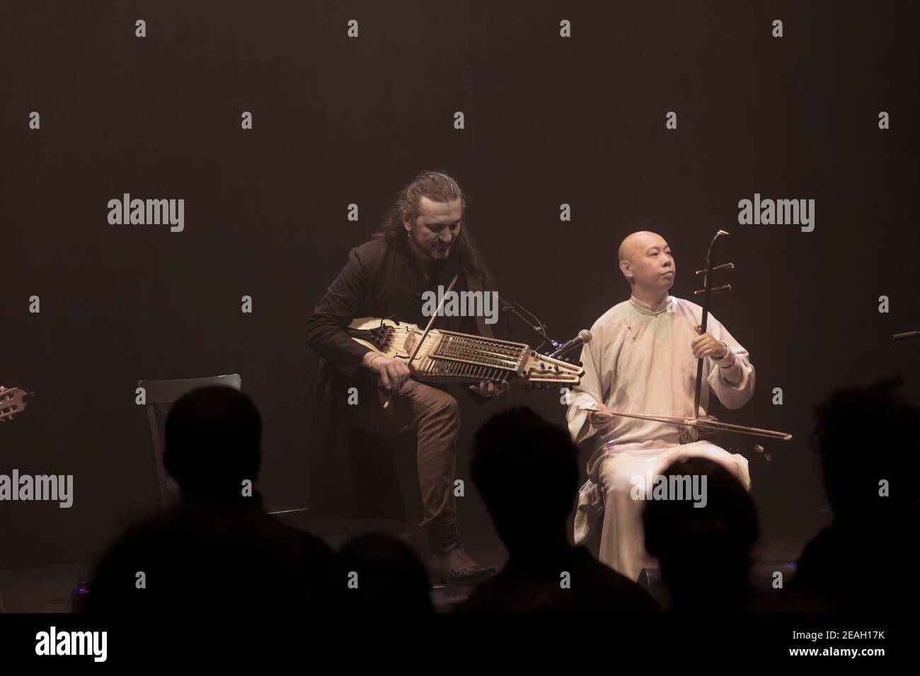 Parigi, Francia.27th Feb, 2020. Duplessy e i violini del mondo si esibiscono in concerto a Parigi, in Francia. Foto Stock