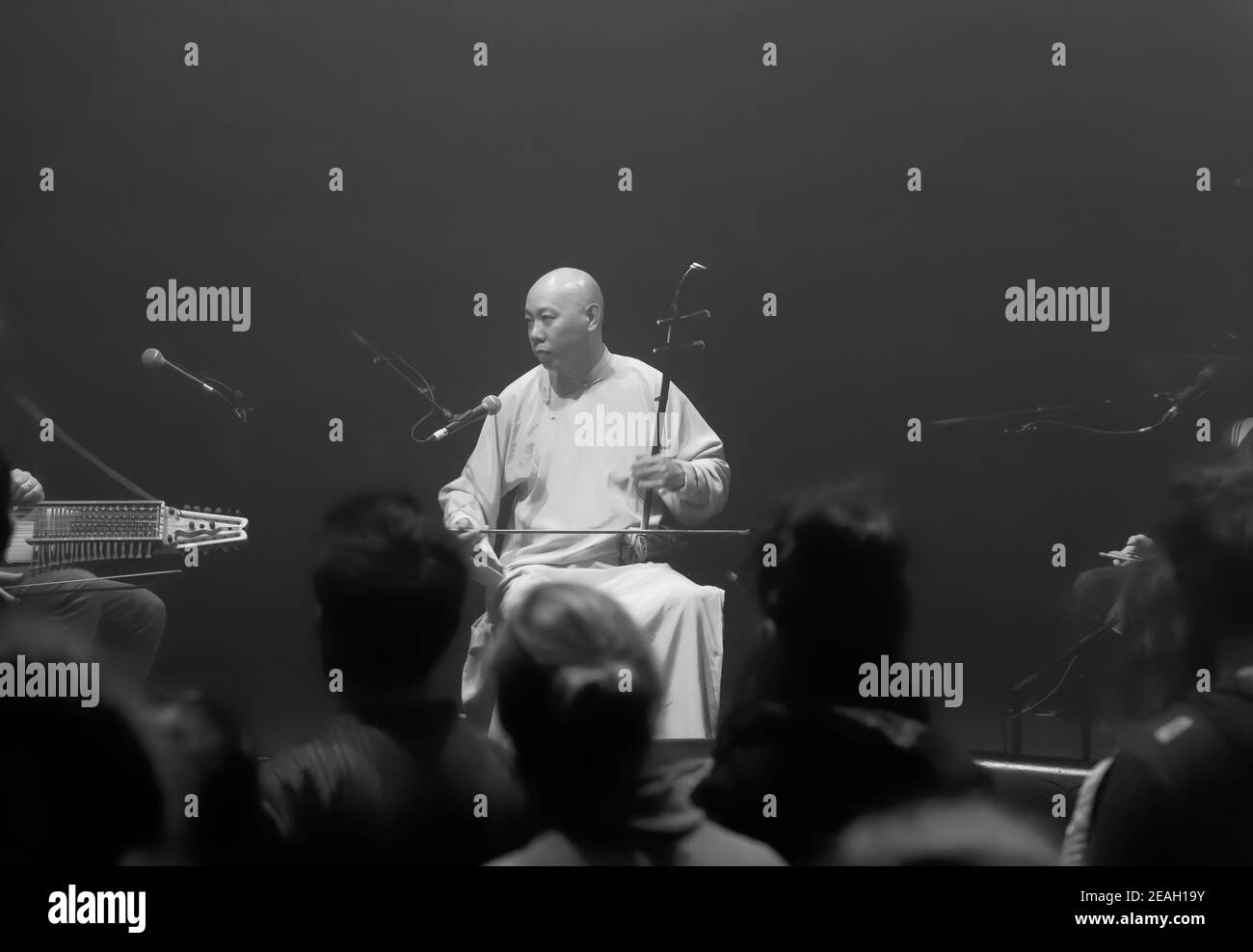 Parigi, Francia.27th Feb, 2020. Duplessy e i violini del mondo si esibiscono in concerto a Parigi, in Francia. Foto Stock