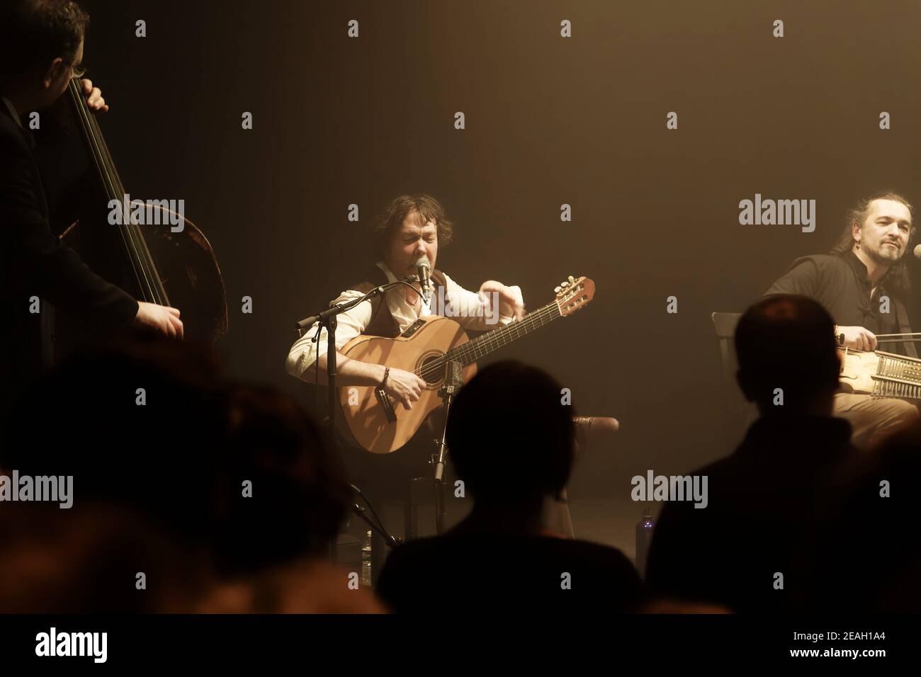 Parigi, Francia.27th Feb, 2020. Duplessy e i violini del mondo si esibiscono in concerto a Parigi, in Francia. Foto Stock