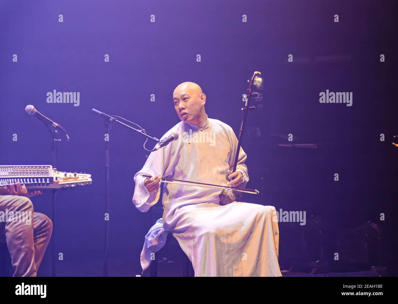 Parigi, Francia.27th Feb, 2020. Duplessy e i violini del mondo si esibiscono in concerto a Parigi, in Francia. Foto Stock