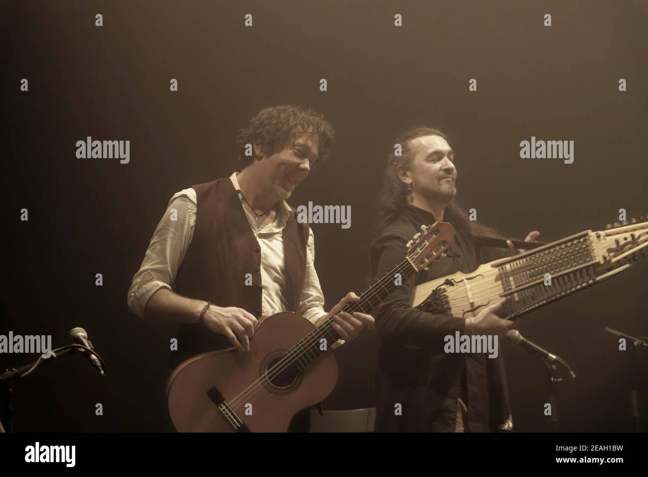 Parigi, Francia.27th Feb, 2020. Duplessy e i violini del mondo si esibiscono in concerto a Parigi, in Francia. Foto Stock