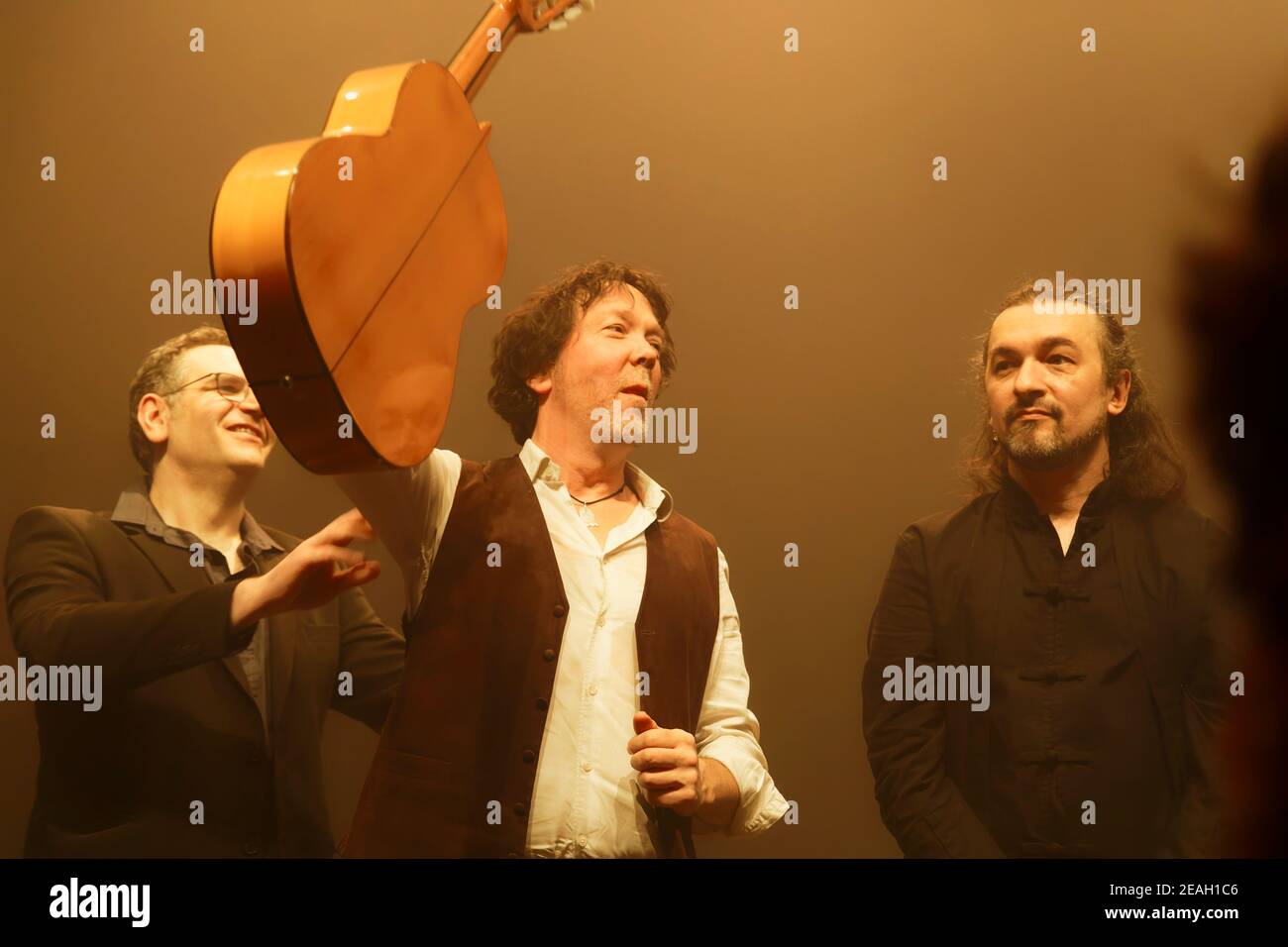 Parigi, Francia.27th Feb, 2020. Duplessy e i violini del mondo si esibiscono in concerto a Parigi, in Francia. Foto Stock