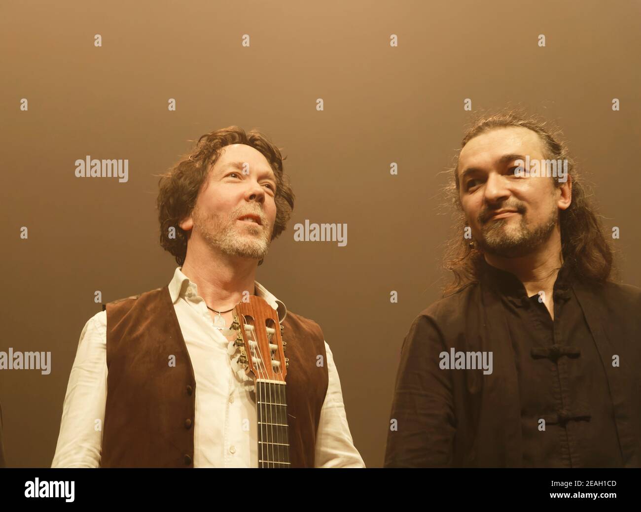 Parigi, Francia.27th Feb, 2020. Duplessy e i violini del mondo si esibiscono in concerto a Parigi, in Francia. Foto Stock