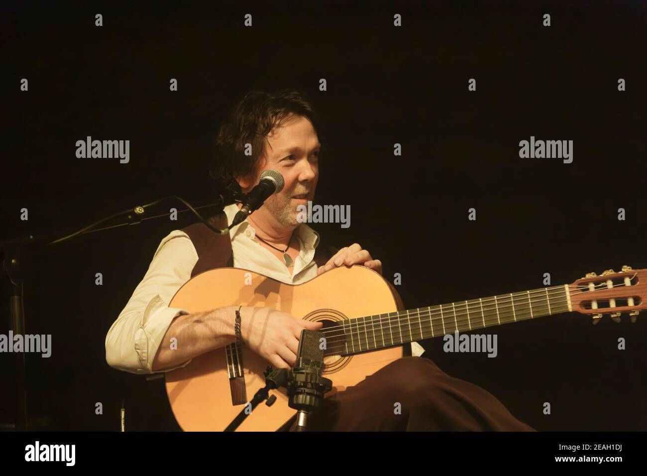 Parigi, Francia.27th Feb, 2020. Duplessy e i violini del mondo si esibiscono in concerto a Parigi, in Francia. Foto Stock