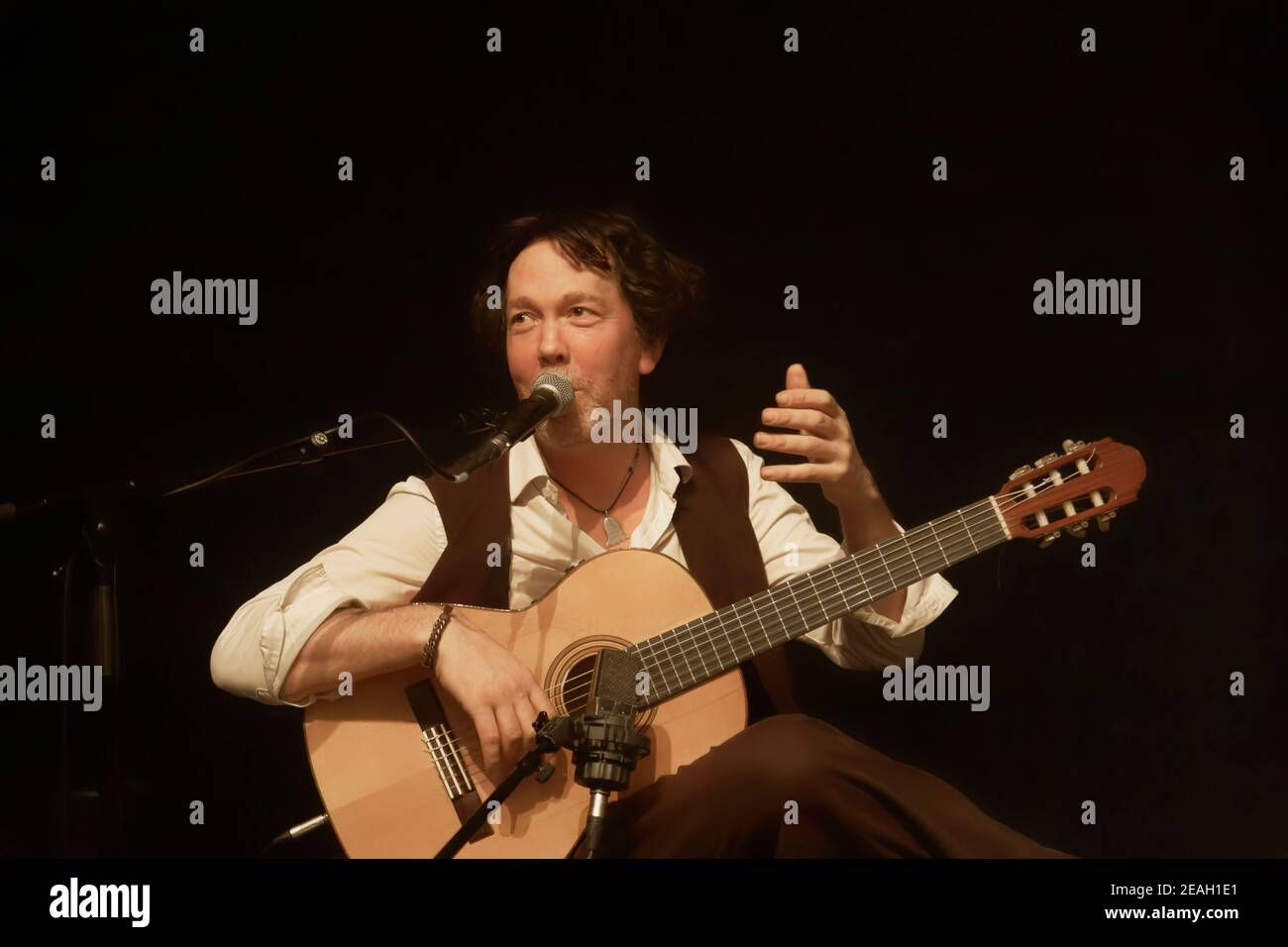 Parigi, Francia.27th Feb, 2020. Duplessy e i violini del mondo si esibiscono in concerto a Parigi, in Francia. Foto Stock