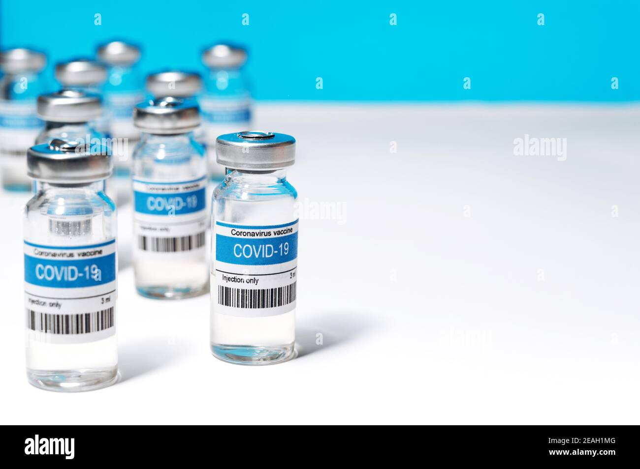 Ampolle mediche con un vaccino contro l'infezione da coronavirus. Vaccinazione e prevenzione di COVID-19. Produzione di un vaccino per tutto il mondo contro la pandemia del coronavirus. Spazio di copia Foto Stock