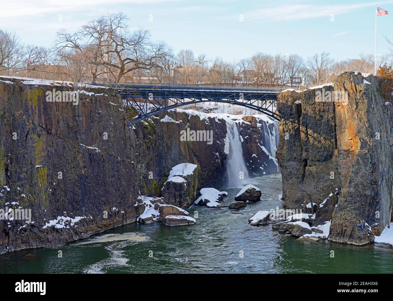 PATERSON, NJ 6 FEB 2021 - Vista invernale delle Great Falls del fiume Passaic, parte del Paterson Great Falls National Historical Park nel New Jersey Foto Stock