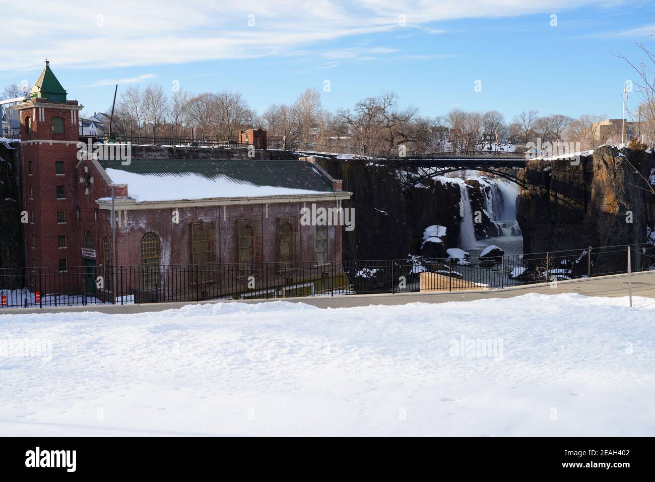 PATERSON, NJ 6 FEB 2021 - Vista invernale delle Great Falls del fiume Passaic, parte del Paterson Great Falls National Historical Park nel New Jersey Foto Stock