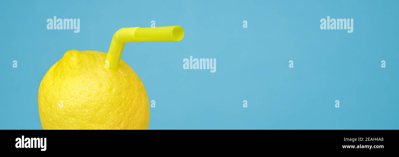 Vitamina C nel concetto minimo di frutta al limone o bevanda rinfrescante spremuta di limonata fatta in casa. Limone succoso maturo come bevanda in vetro con paglia o naturale Foto Stock