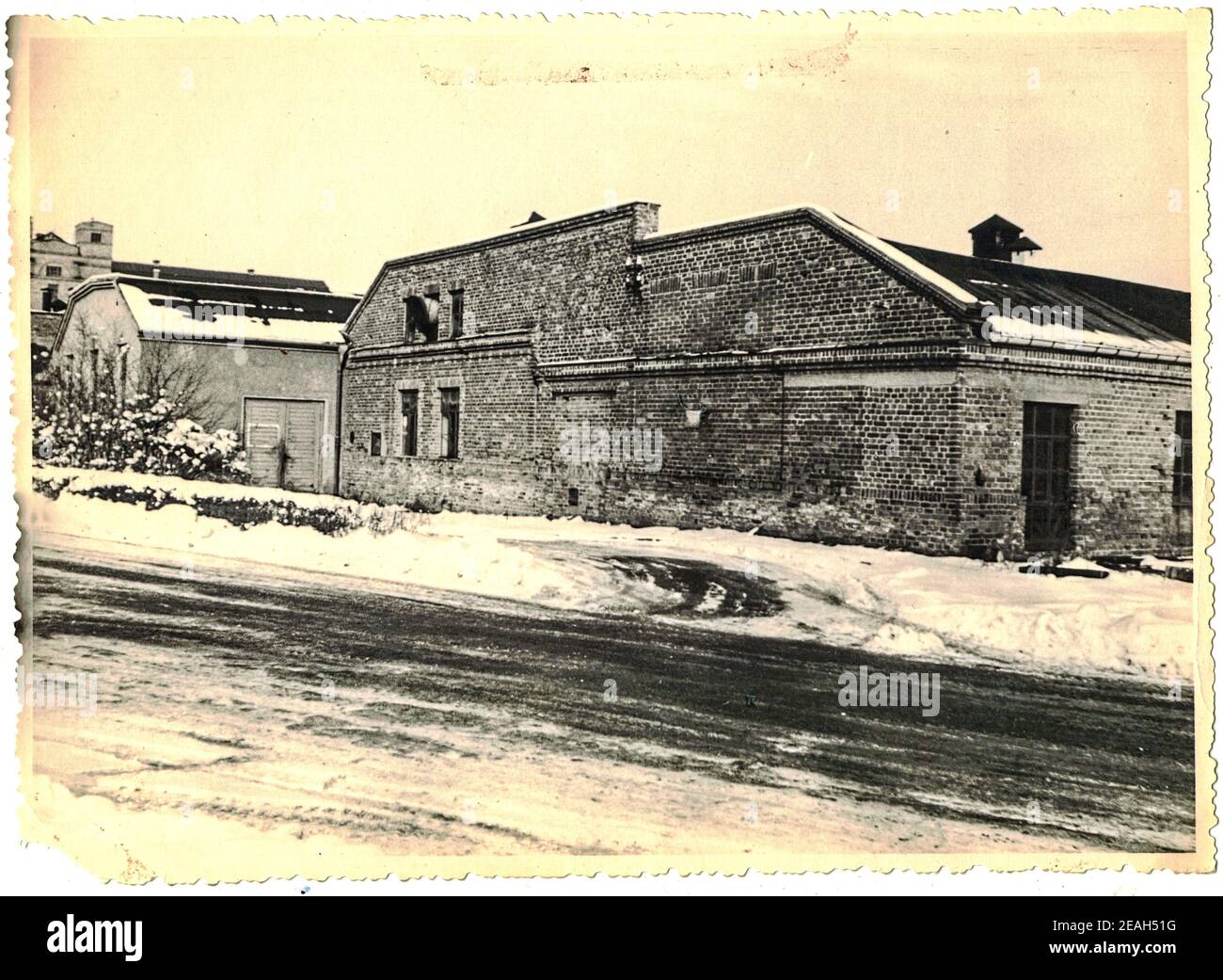 FRAUREUTH, GERMANIA ORIENTALE - FEBBRAIO 1965: La foto retrò mostra la vecchia zona industriale nell'ex Germania orientale. Foto in bianco e nero. 1960s. Foto Stock