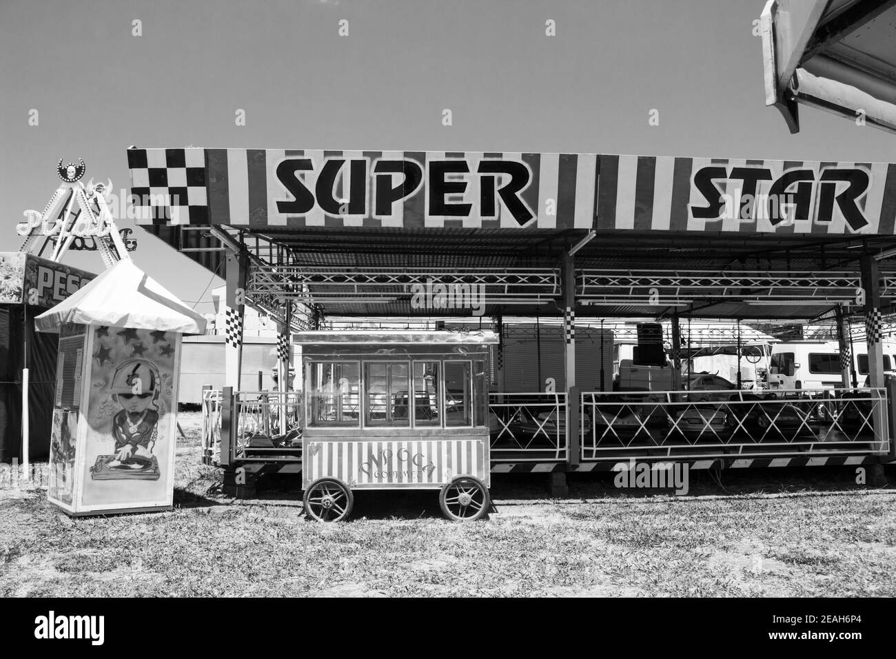 Ibitinga, SP, Brasile - 02 07 2021: Un carretto di popcorn vintage di fronte a un Bumper Cars Ride in un parco divertimenti vuoto Foto Stock