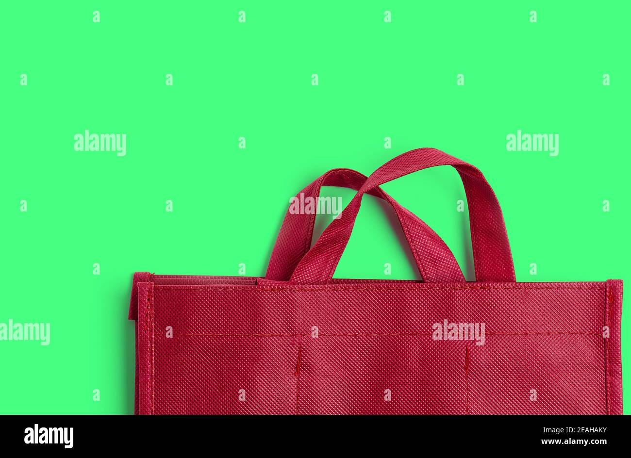 Borsa in cotone rosso su sfondo pieno con spazio per la copia Foto Stock